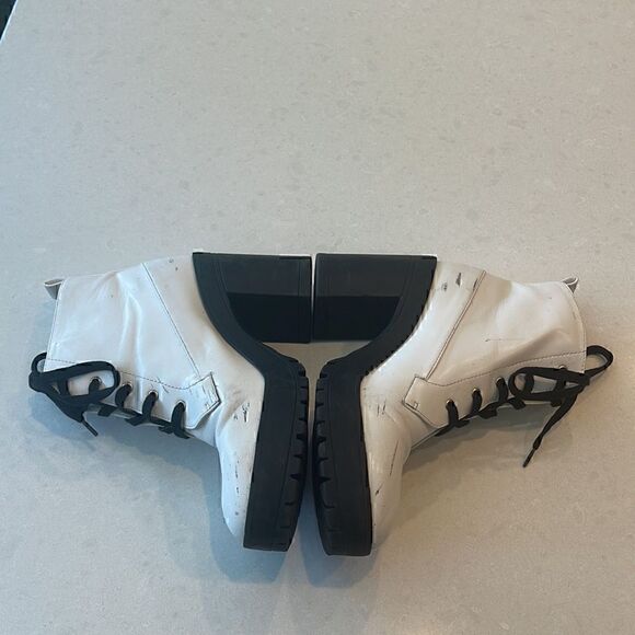 Forever 21 women’s boots size 7, white wedge black ties fun for everyone. - Picture 3 of 8